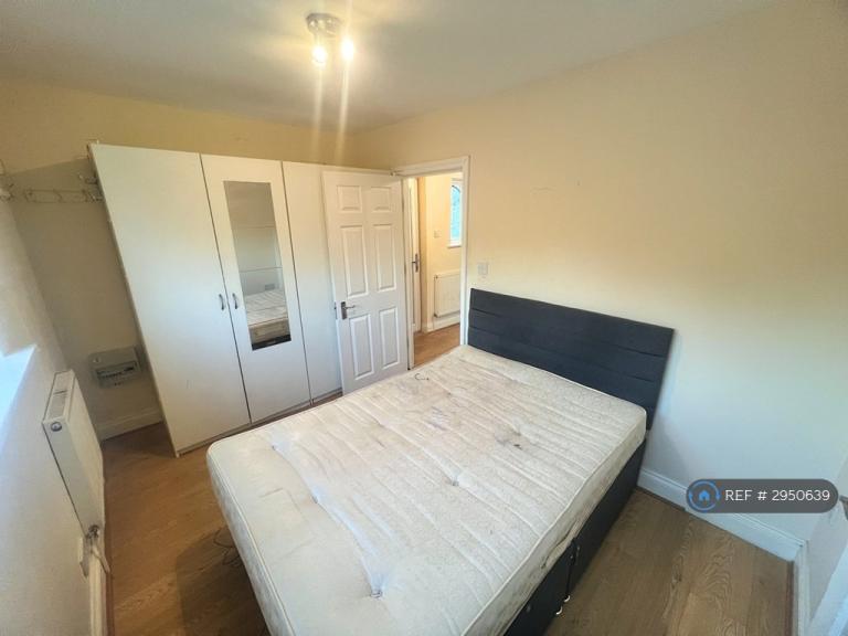 Flat Kenton Road in Greater London