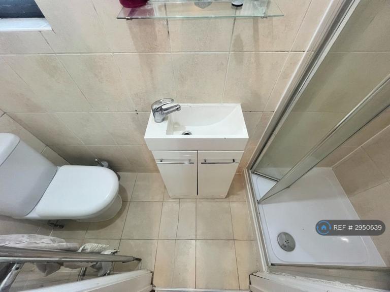 Flat Kenton Road in Greater London