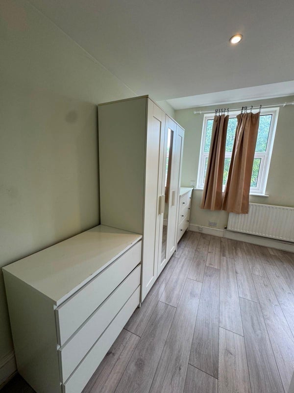 Room Willis Road in Greater London