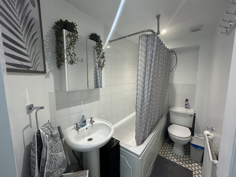 Room Willis Road in Greater London