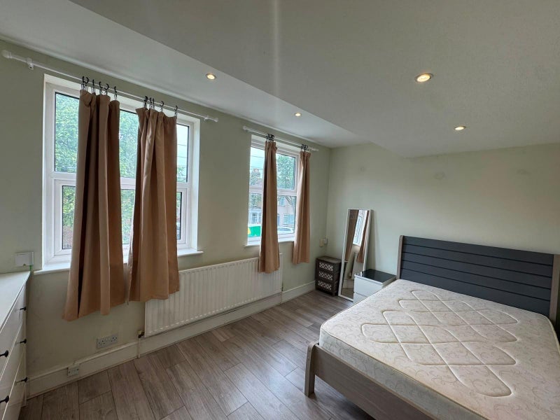 Room Willis Road in Greater London