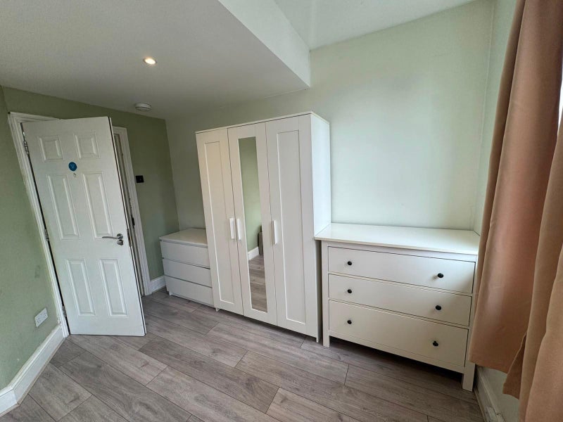 Room Willis Road in Greater London
