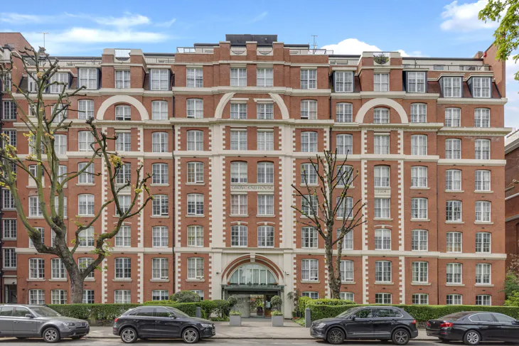 Flat Grove End Road in City of Westminster