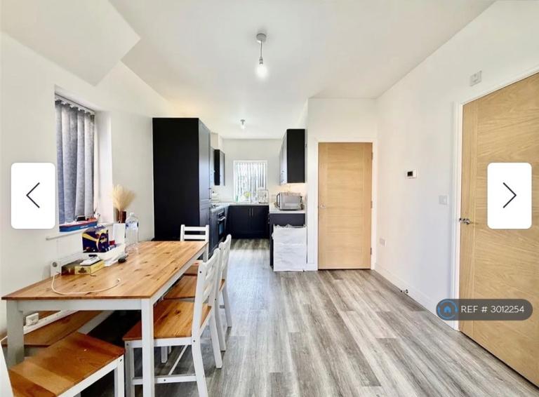 House New Dawn Place in Stratton St. Margaret
