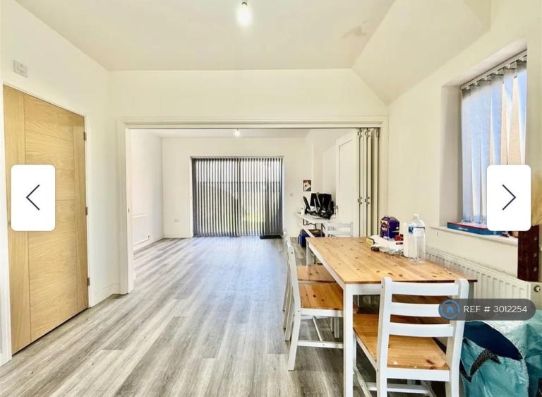House New Dawn Place in Stratton St. Margaret