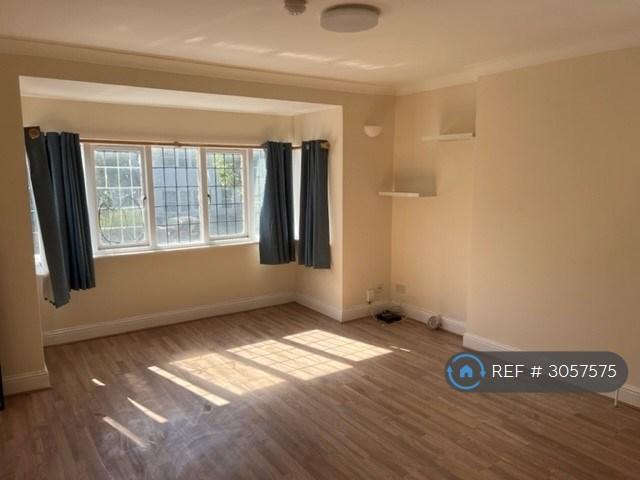 Flat Ravenscroft Avenue in Greater London