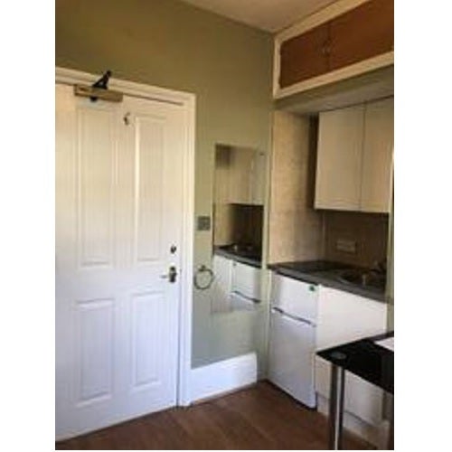 Flat Glazbury Road in Greater London