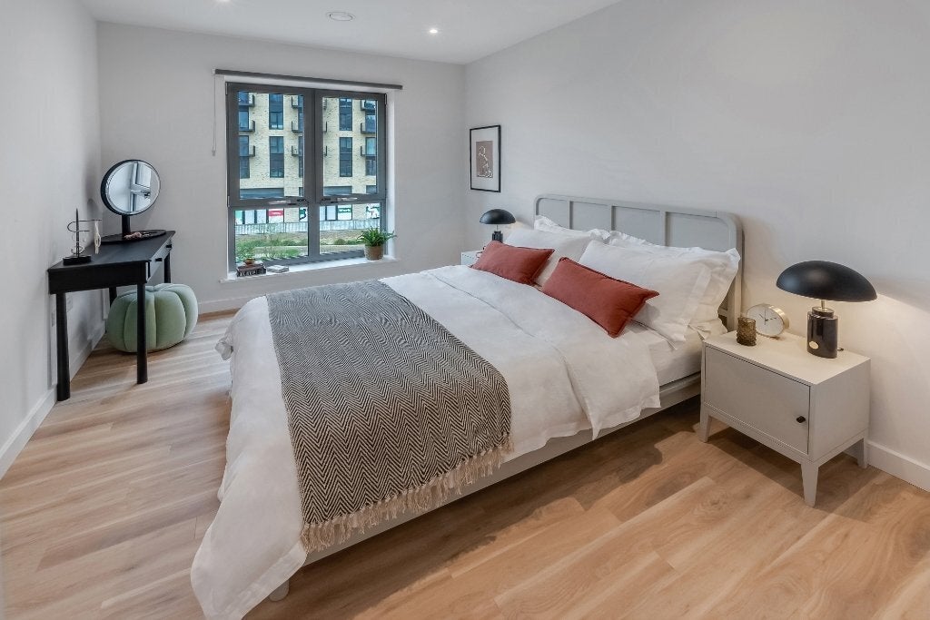 Flat Berkeley Avenue in Greater London