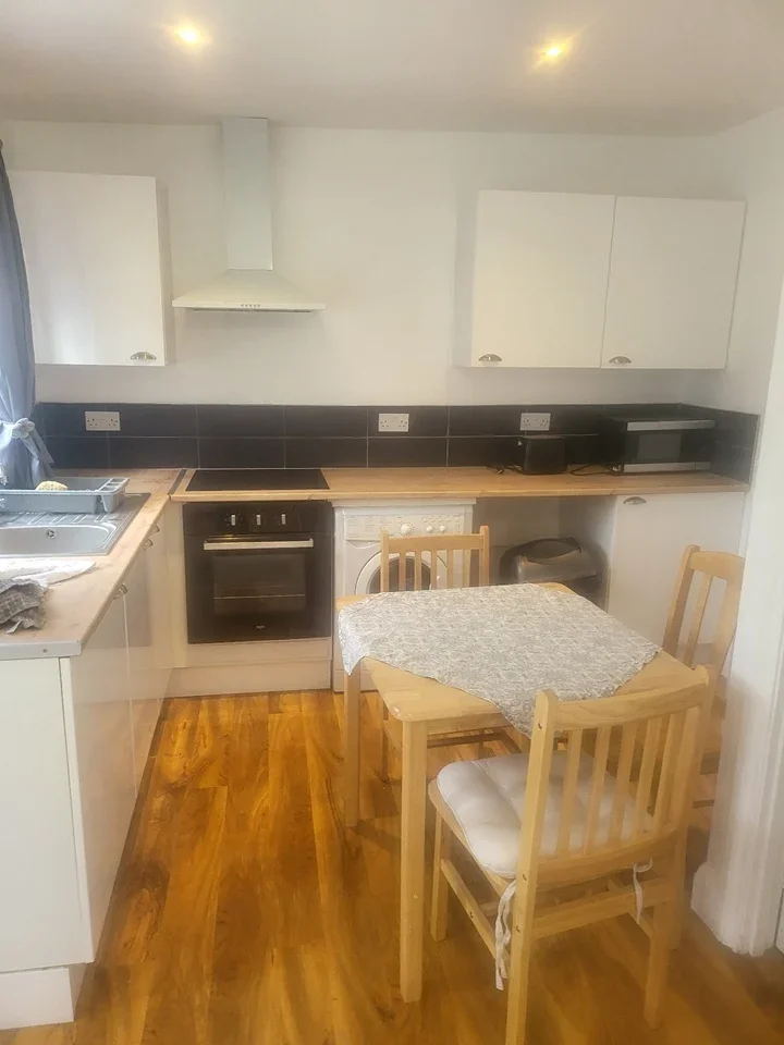 Flat Wren Avenue in Greater London