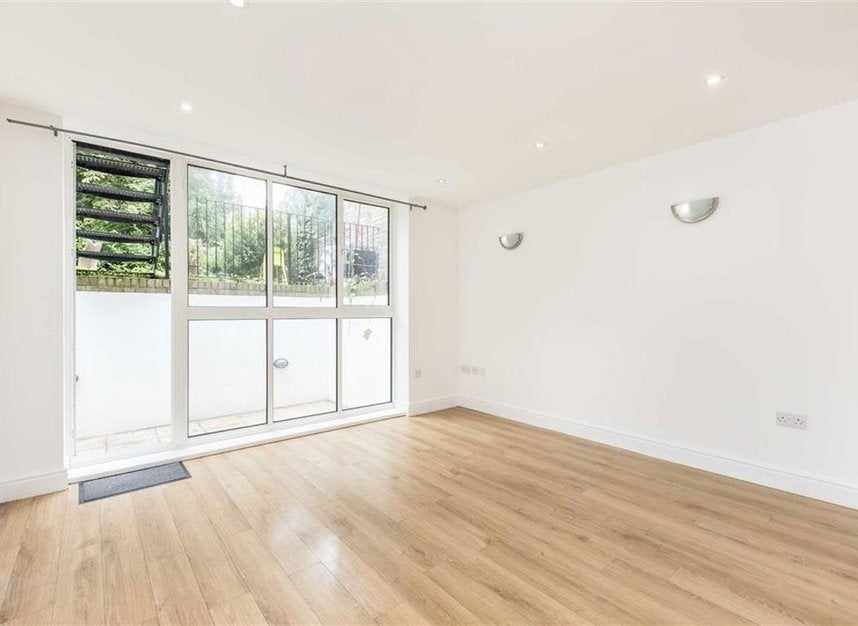 Flat Drake Road in Greater London