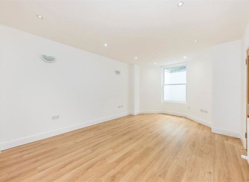 Flat Drake Road in Greater London