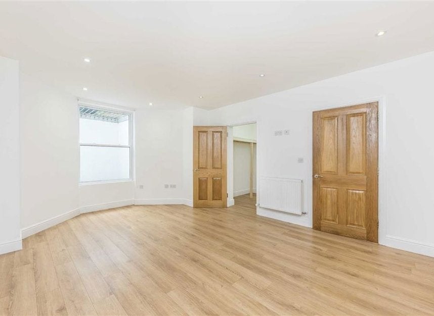 Flat Drake Road in Greater London