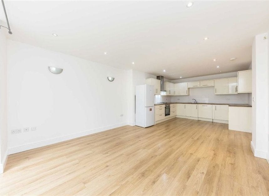 Flat Drake Road in Greater London