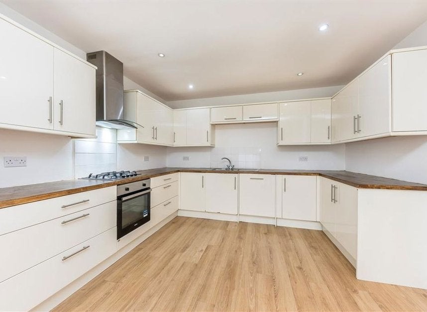 Flat Drake Road in Greater London
