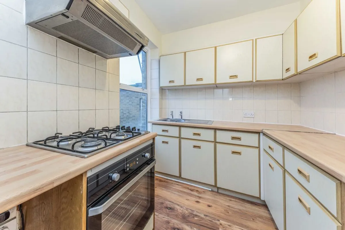 Flat Balham High Road in Greater London