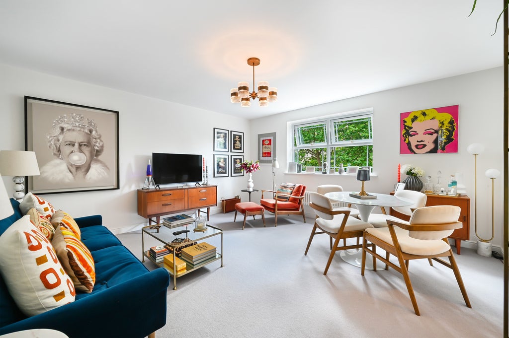 Flat Nevinson Close in Greater London