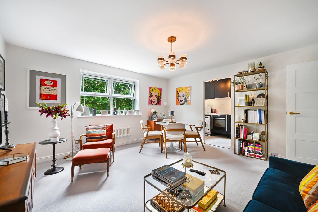Flat Nevinson Close in Greater London