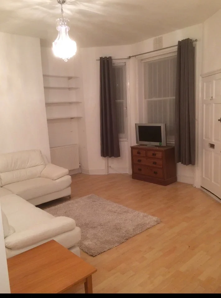 Flat Castletown Road in Greater London