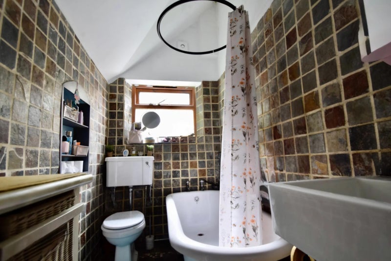 Room Home Field Close in Bristol