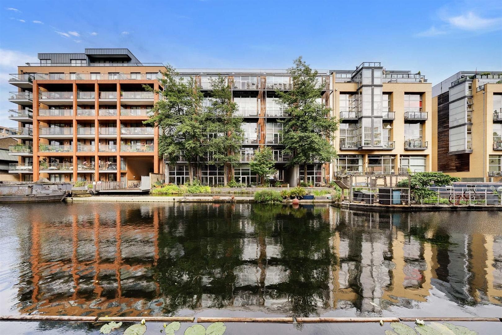 Flat Kingsland Road in Greater London