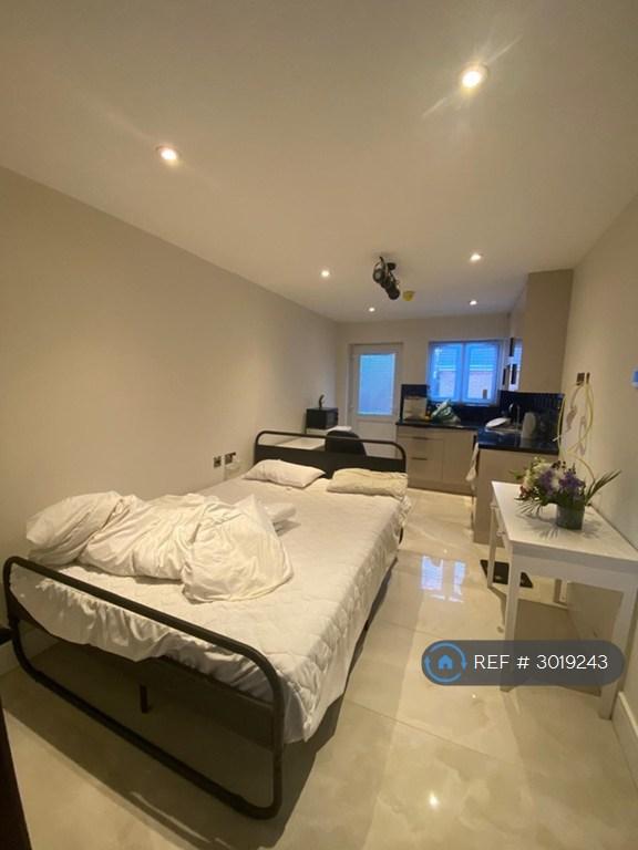 Flat Pleasant Way in Greater London