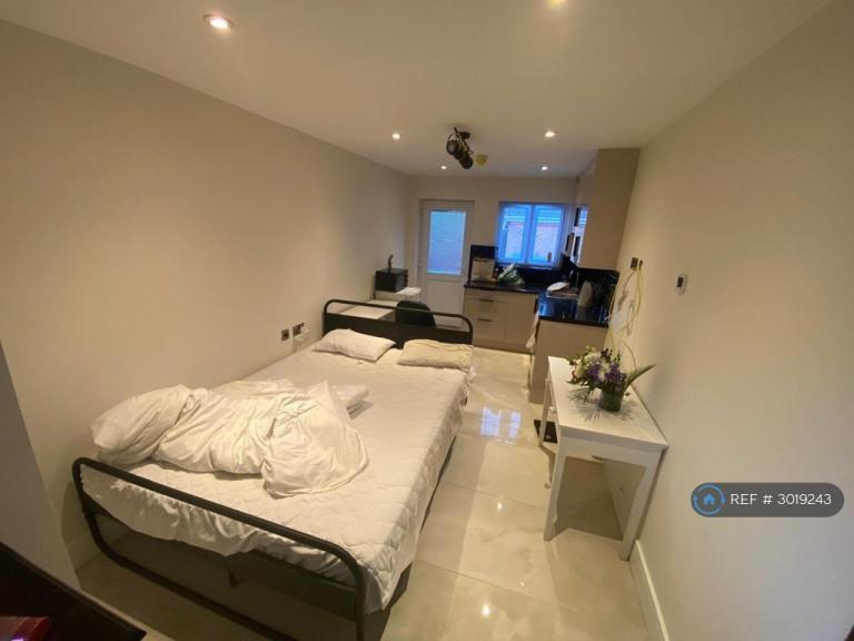 Flat Pleasant Way in Greater London