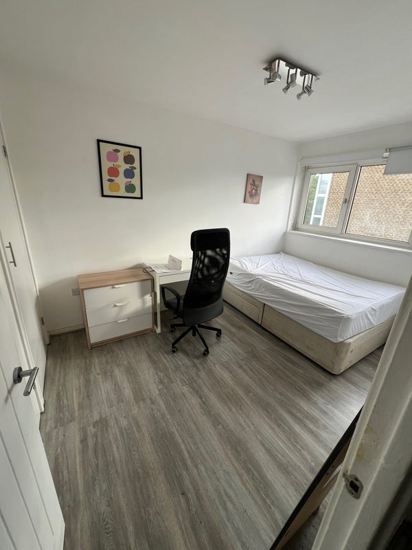 Room Harpley Square in Greater London