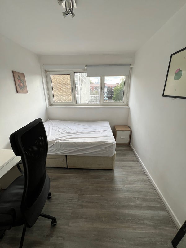 Room Harpley Square in Greater London