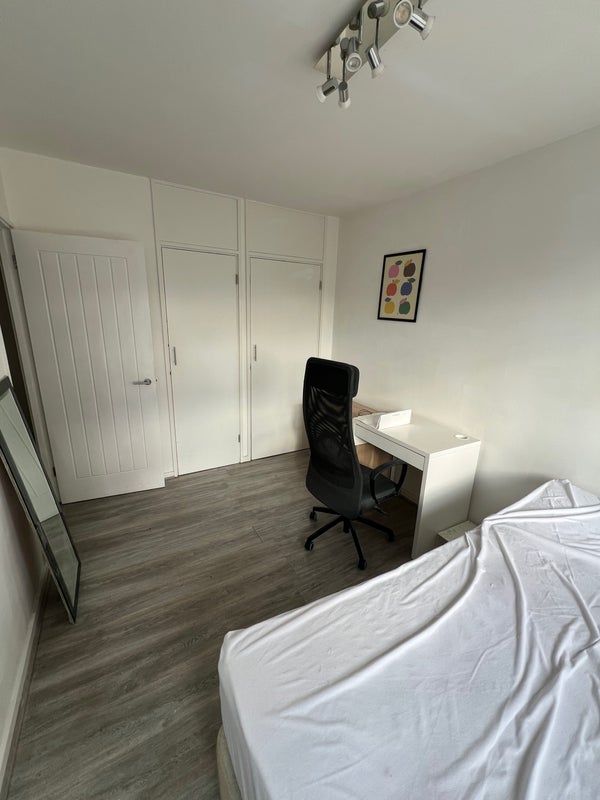 Room Harpley Square in Greater London