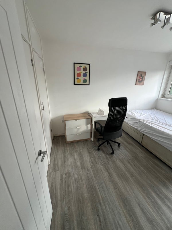 Room Harpley Square in Greater London