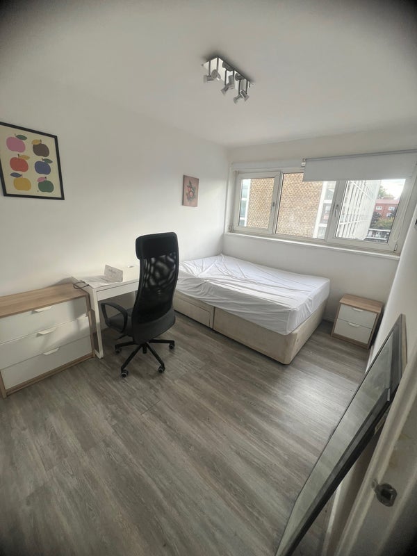 Room Harpley Square in Greater London