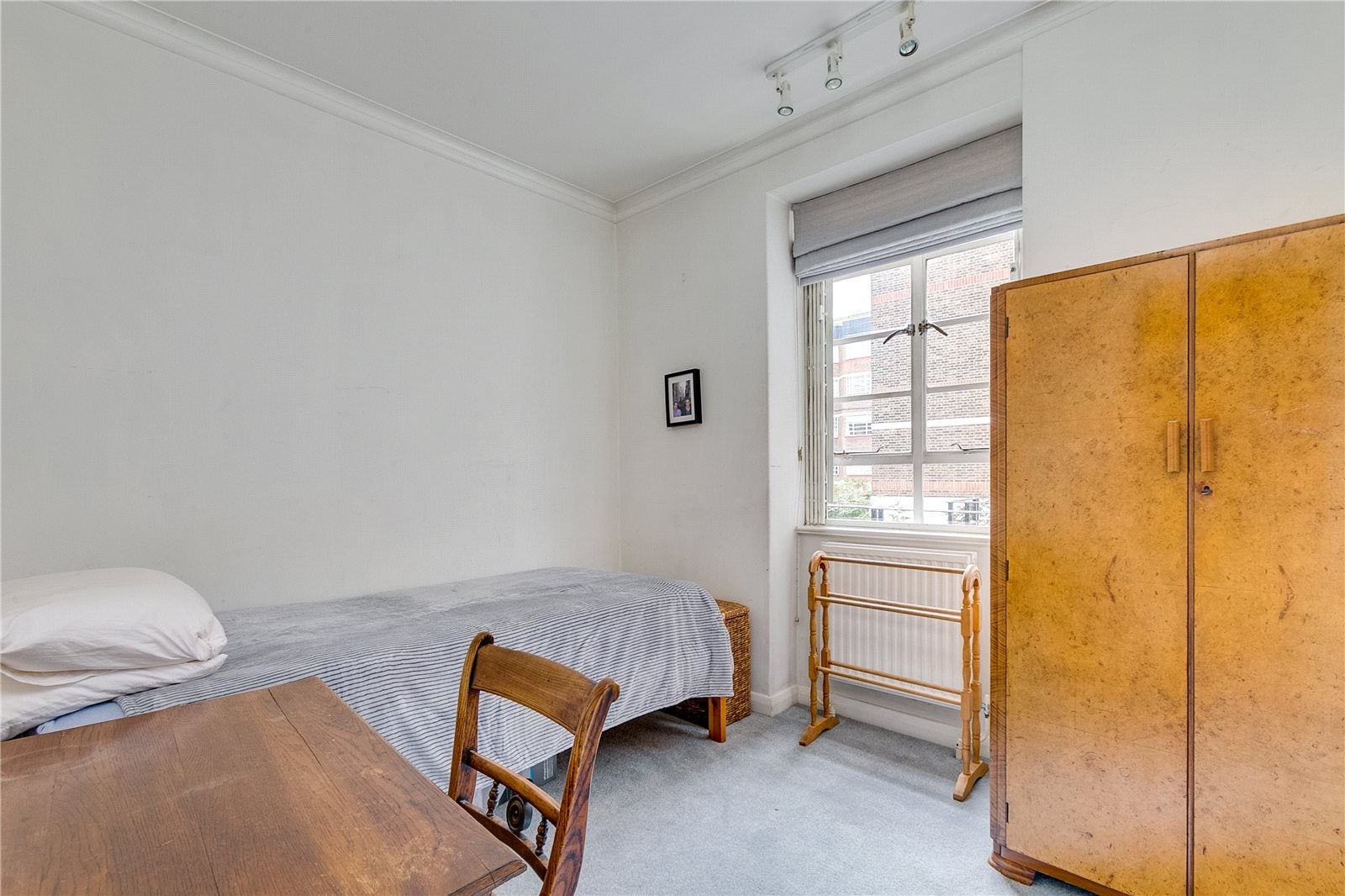 Flat Nightingale Lane in Greater London