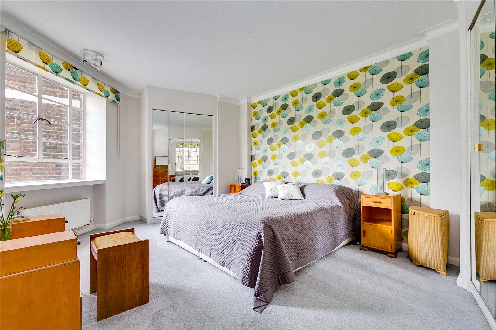 Flat Nightingale Lane in Greater London