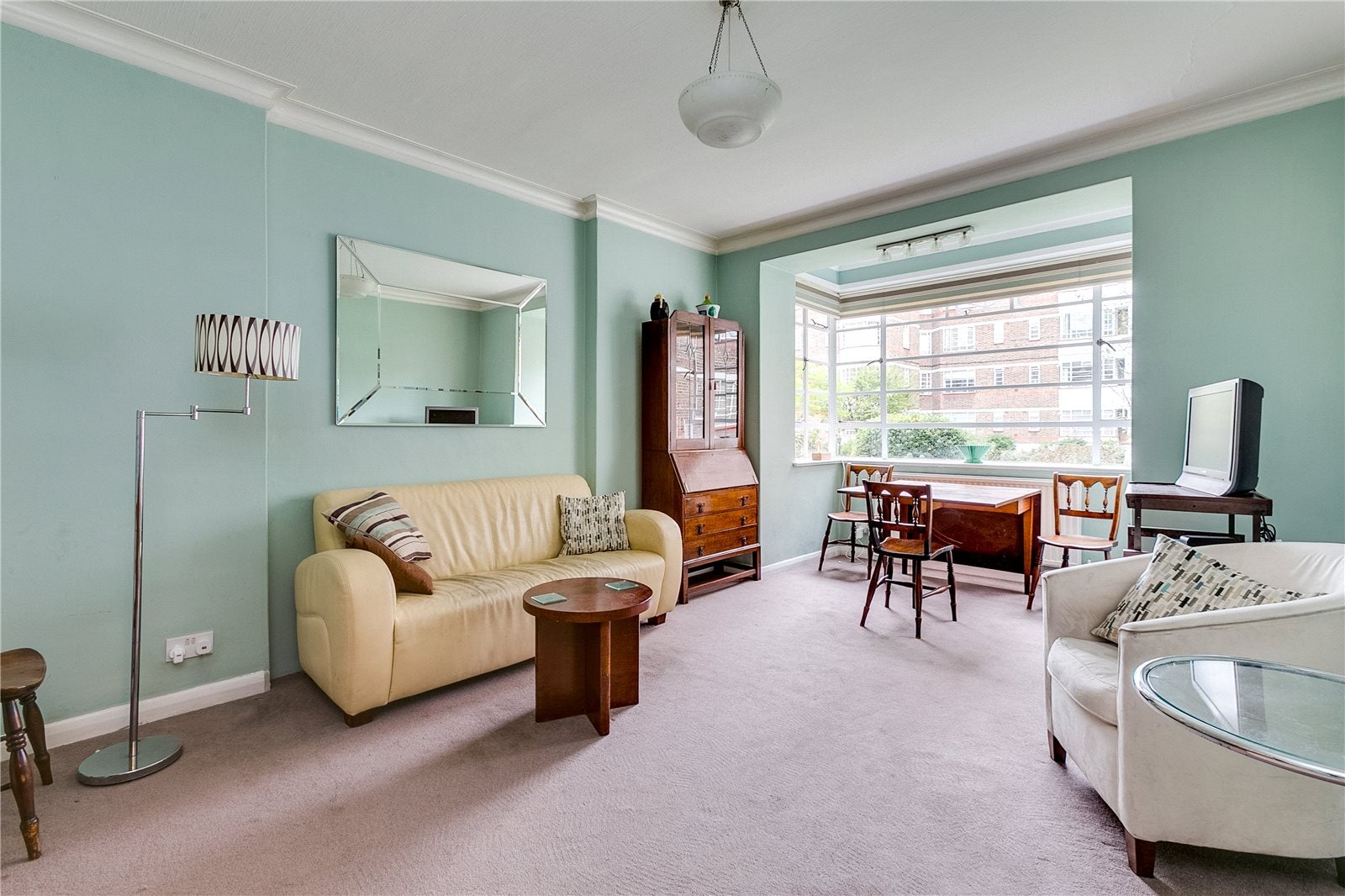Flat Nightingale Lane in Greater London