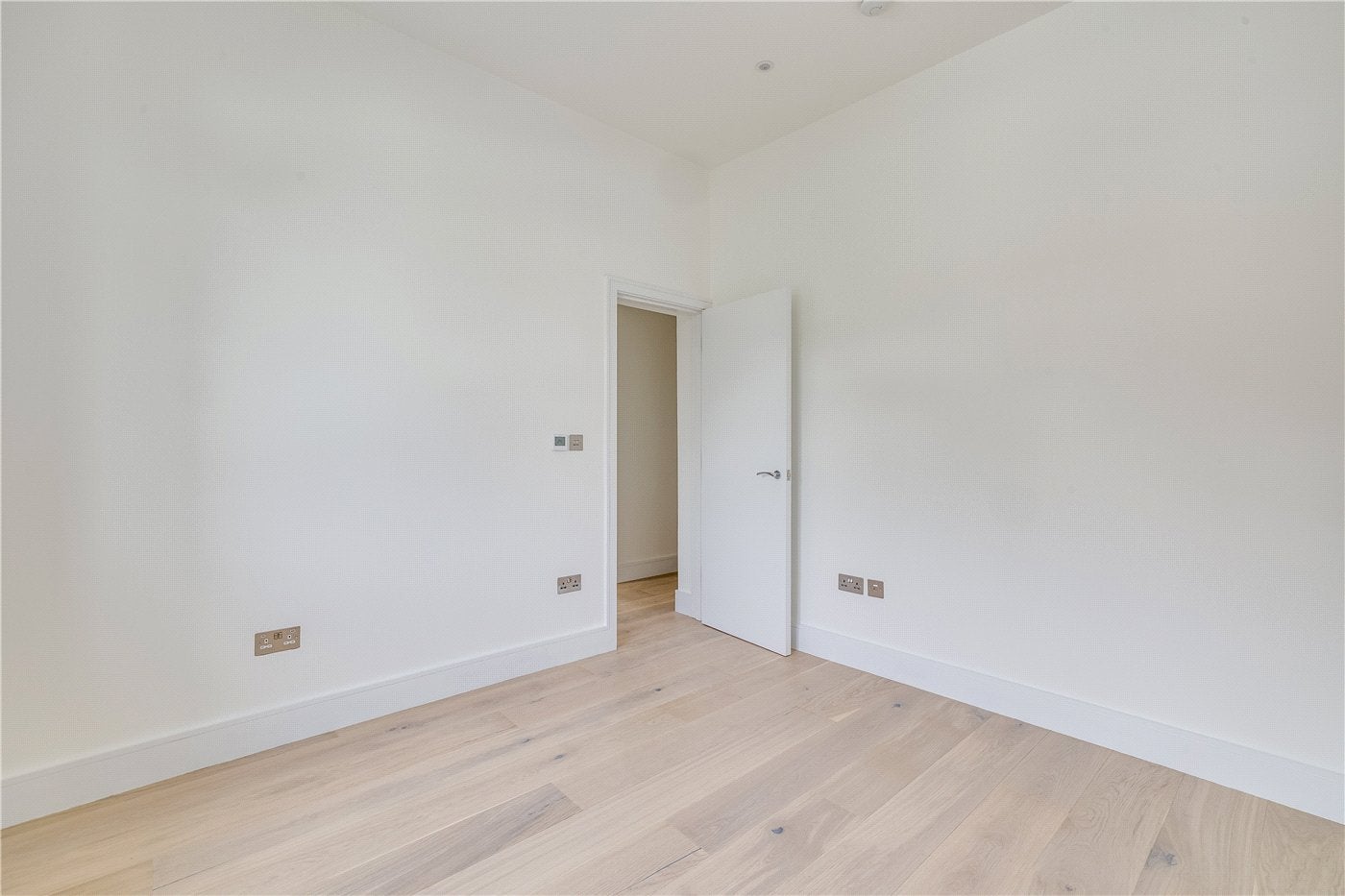 Flat Ongar Road in Greater London