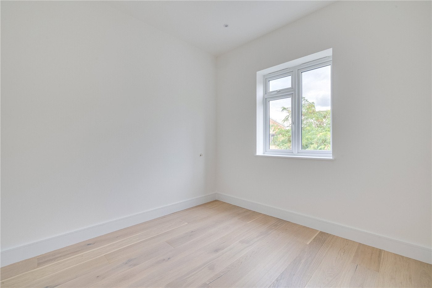 Flat Ongar Road in Greater London
