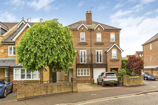 House Gander Green Crescent in Greater London