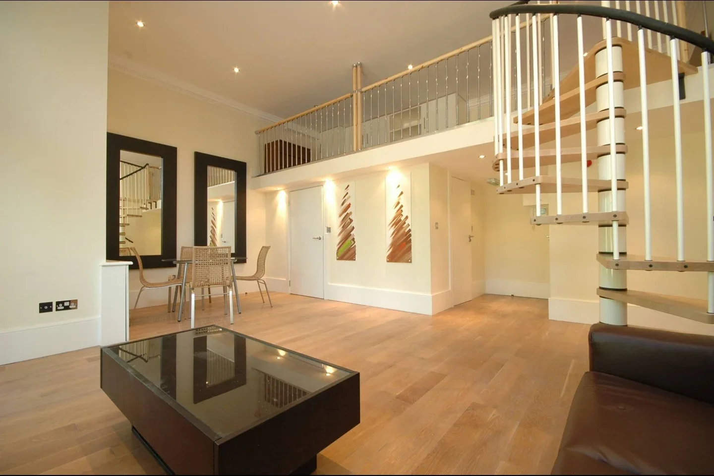 Flat Fitzjohn's Avenue in Greater London