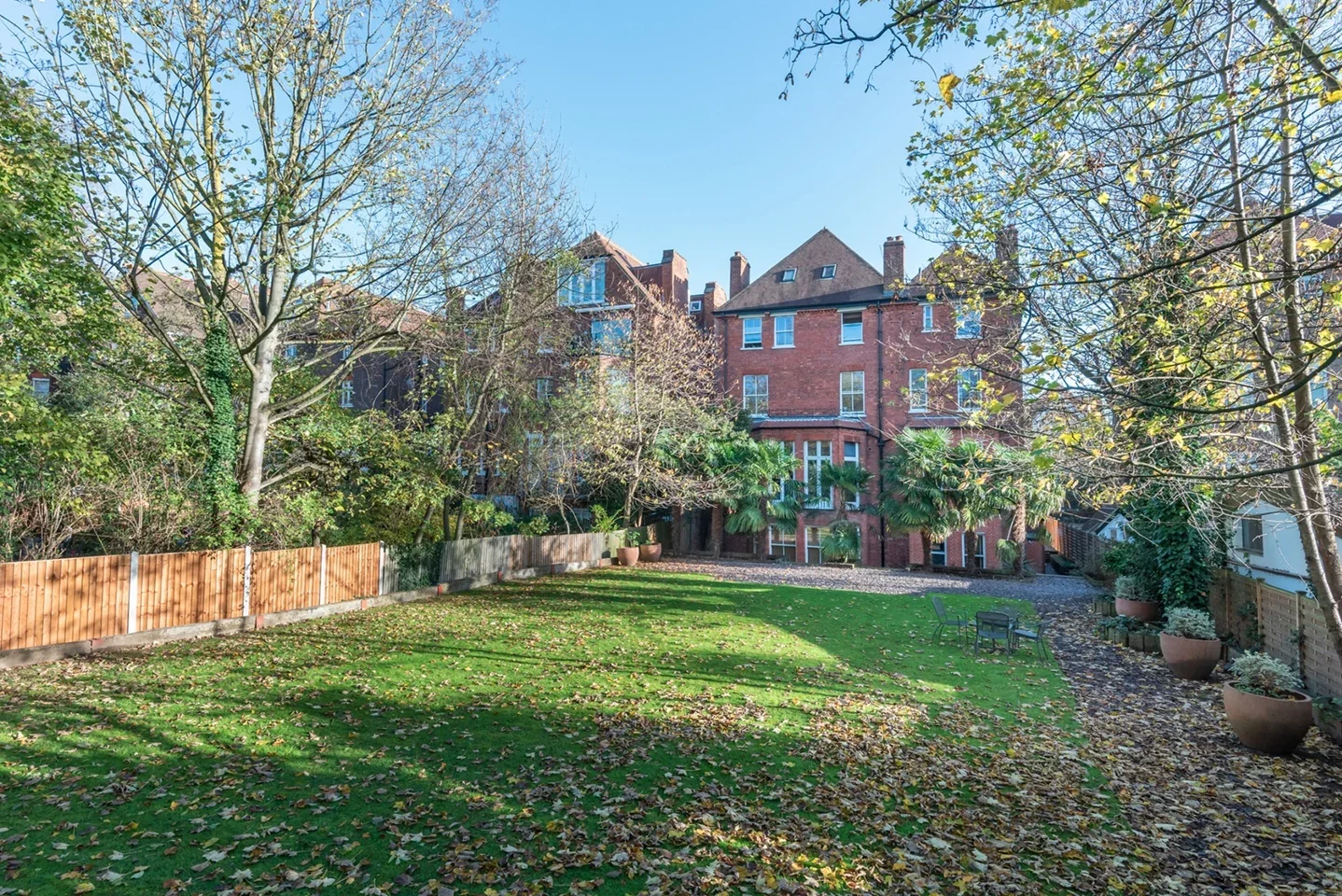 Flat Fitzjohn's Avenue in Greater London
