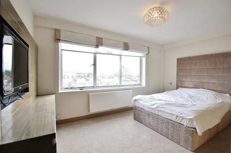 Flat Hammersmith Road in Greater London