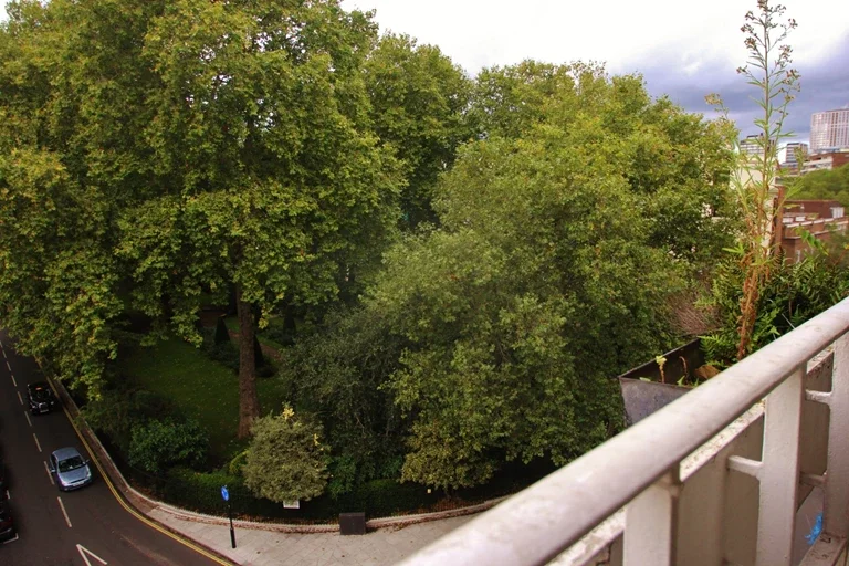 Flat Hammersmith Road in Greater London