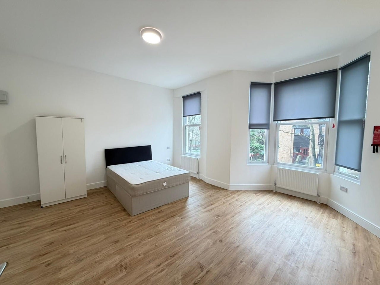 Flat Pownall Gardens in Greater London