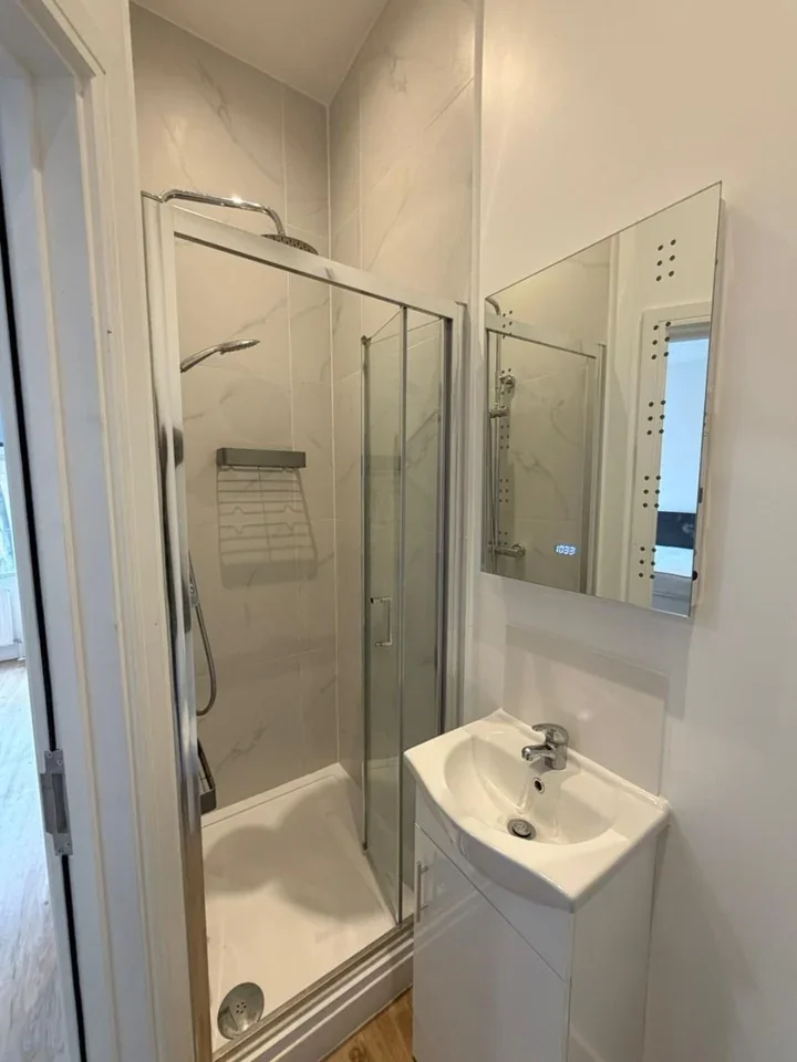 Flat Pownall Gardens in Greater London