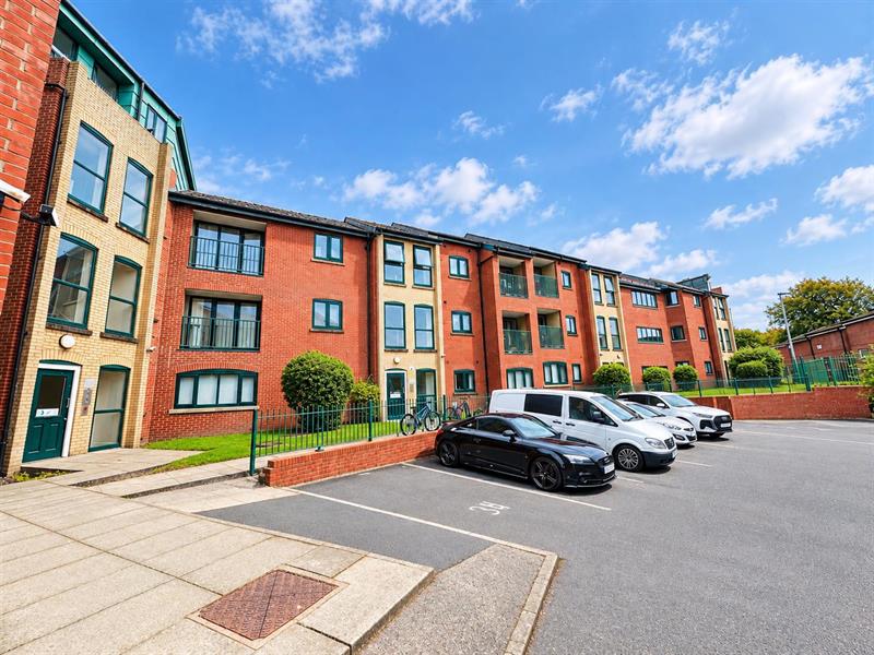 Flat Bowscale Close in Manchester