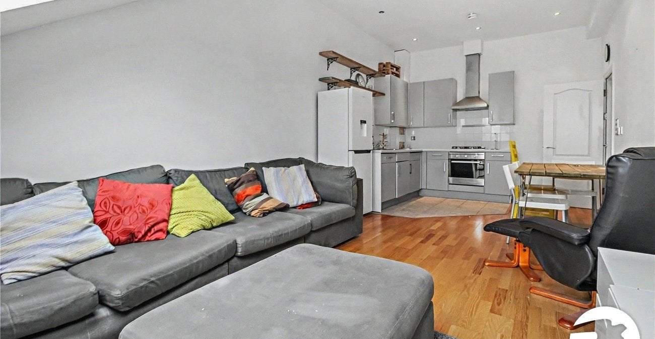 Flat Congleton Grove in Greater London