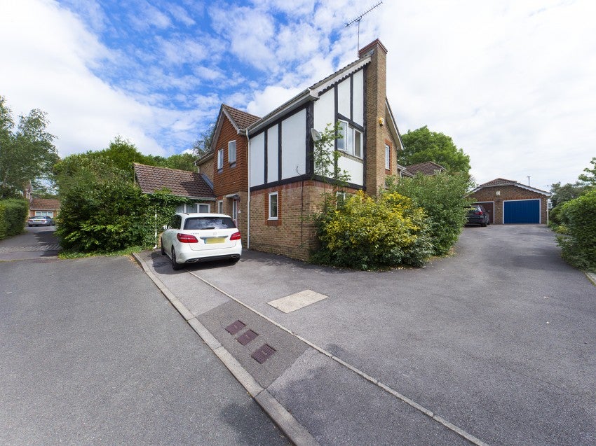 Flat Chamberlain Way in Greater London