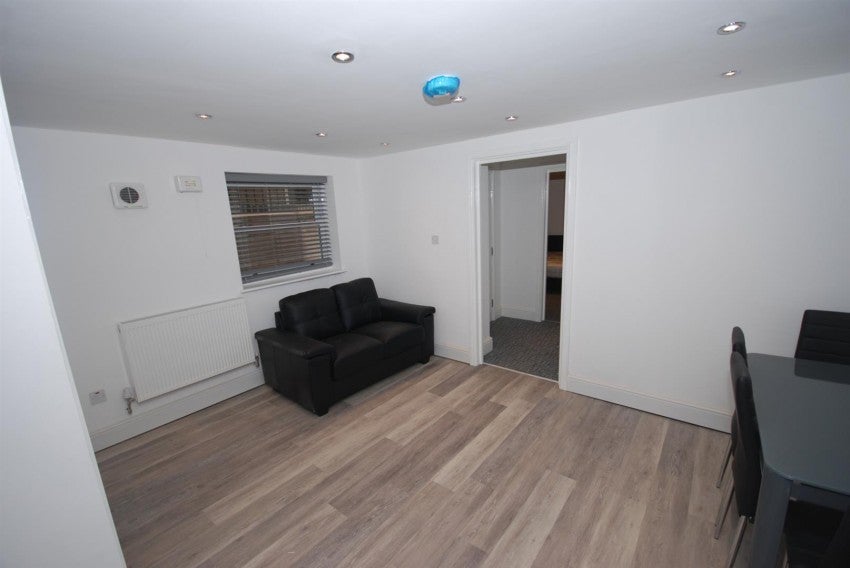 Flat St Mary's Road in Royal Leamington Spa