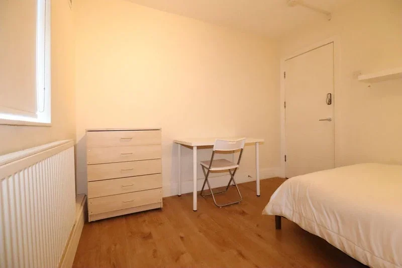 Room Frampton Park Road in Greater London