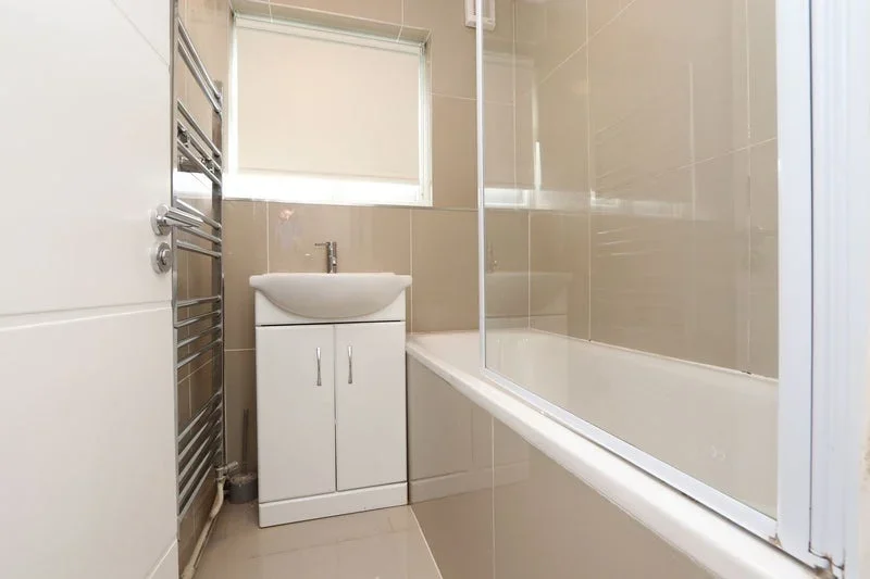 Room Frampton Park Road in Greater London