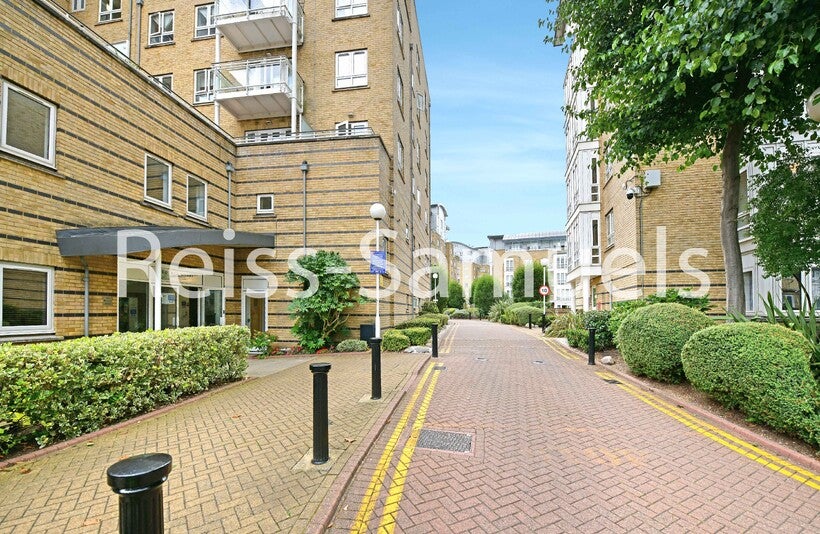 Flat St. Davids Square in Greater London
